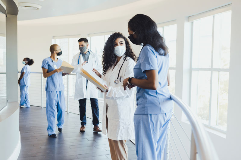 Physicians talking to nurses Physicians talking to nurses