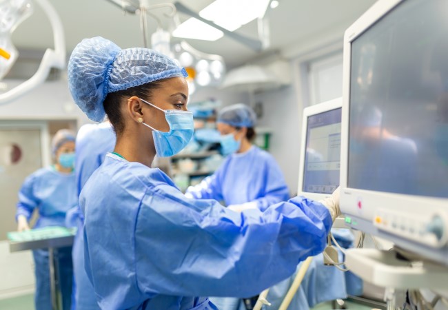 CRNA working in an operating room